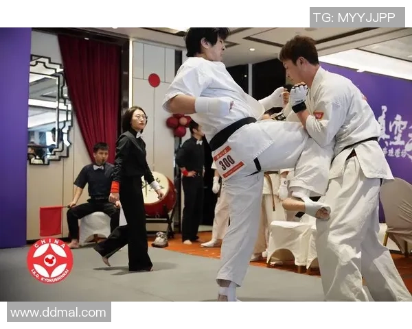 中国足球双星张姓兄弟：从青训场到职业赛场的成长历程与辉煌瞬间