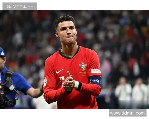 球星闪耀赛场风采，足球世界英雄汇聚一图展示