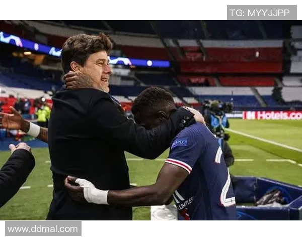 足球巨星进球瞬间霸气怒吼挥拳高举双臂点燃全场激情庆祝 足球巨星进球瞬间霸气怒吼挥拳高举双臂点燃全场激情庆祝